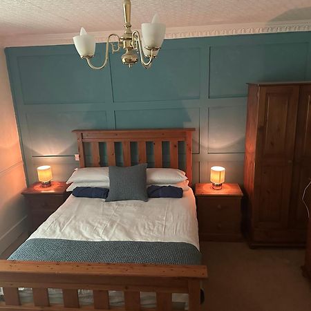 Bed and Breakfast The Penruddocke Arms Dinton  Экстерьер фото
