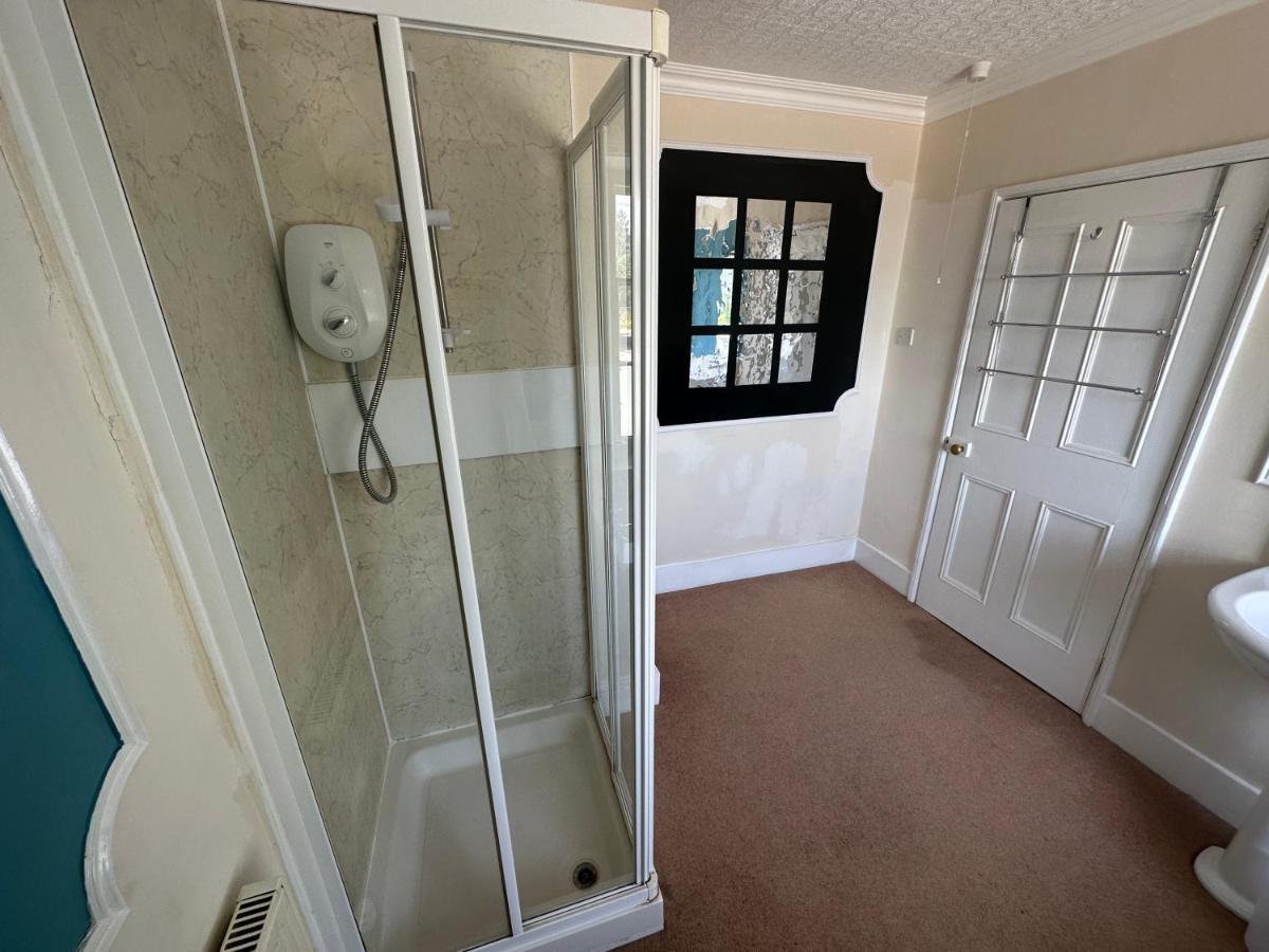 Bed and Breakfast The Penruddocke Arms Dinton  Экстерьер фото