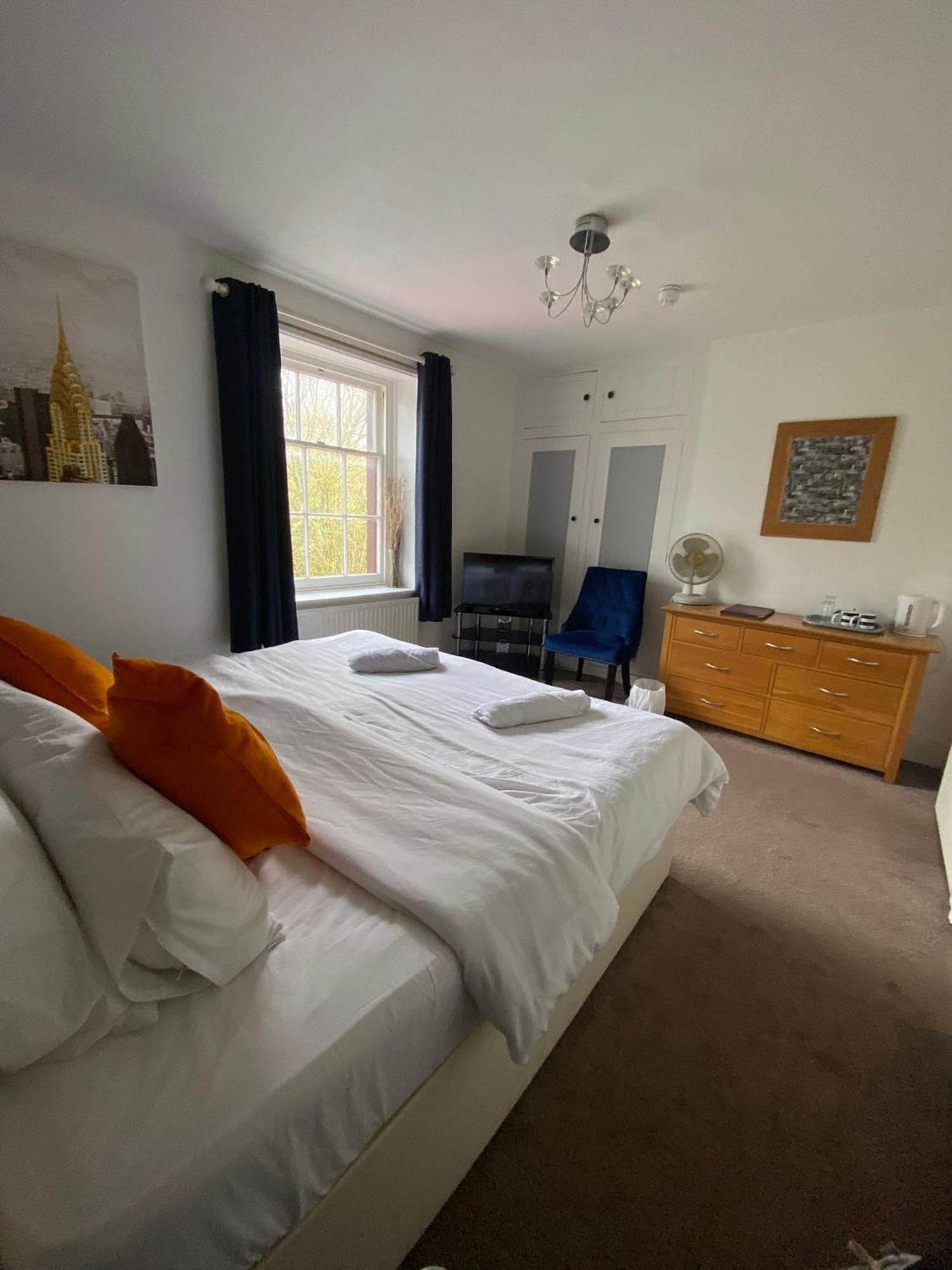 Bed and Breakfast The Penruddocke Arms Dinton  Экстерьер фото