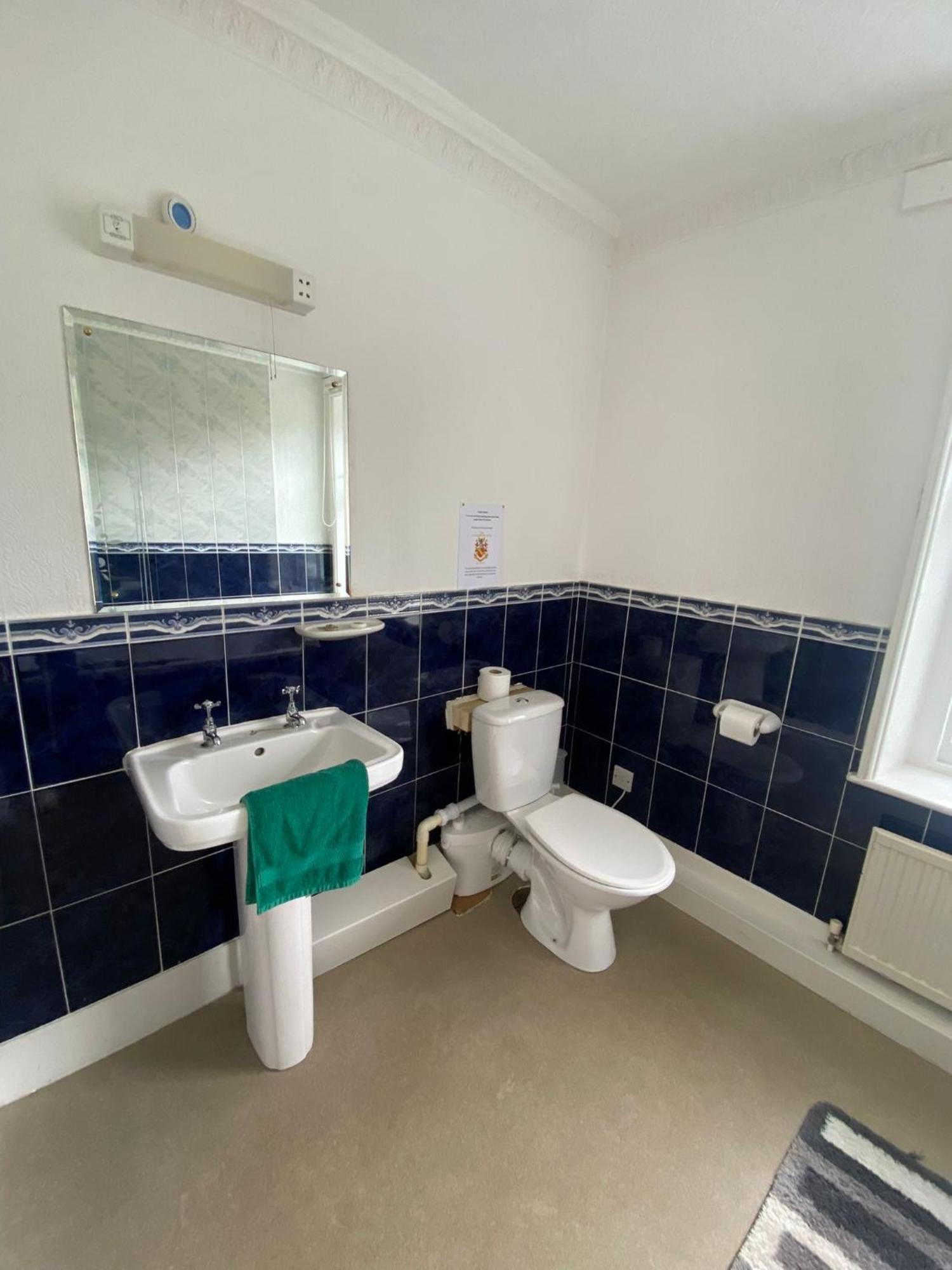 Bed and Breakfast The Penruddocke Arms Dinton  Экстерьер фото