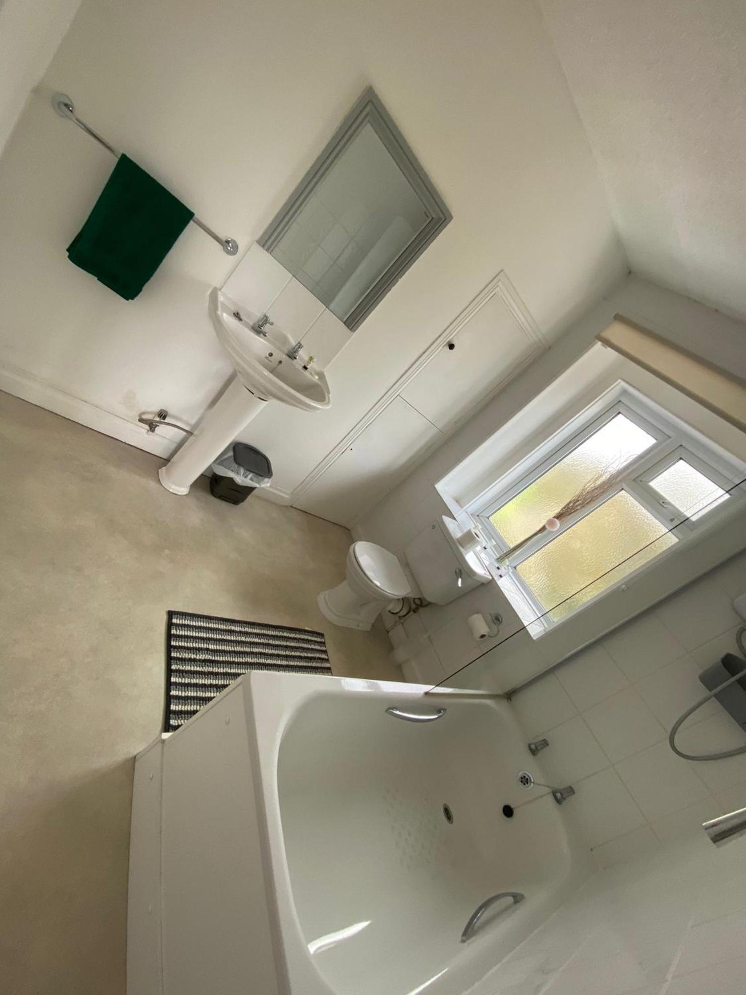 Bed and Breakfast The Penruddocke Arms Dinton  Экстерьер фото