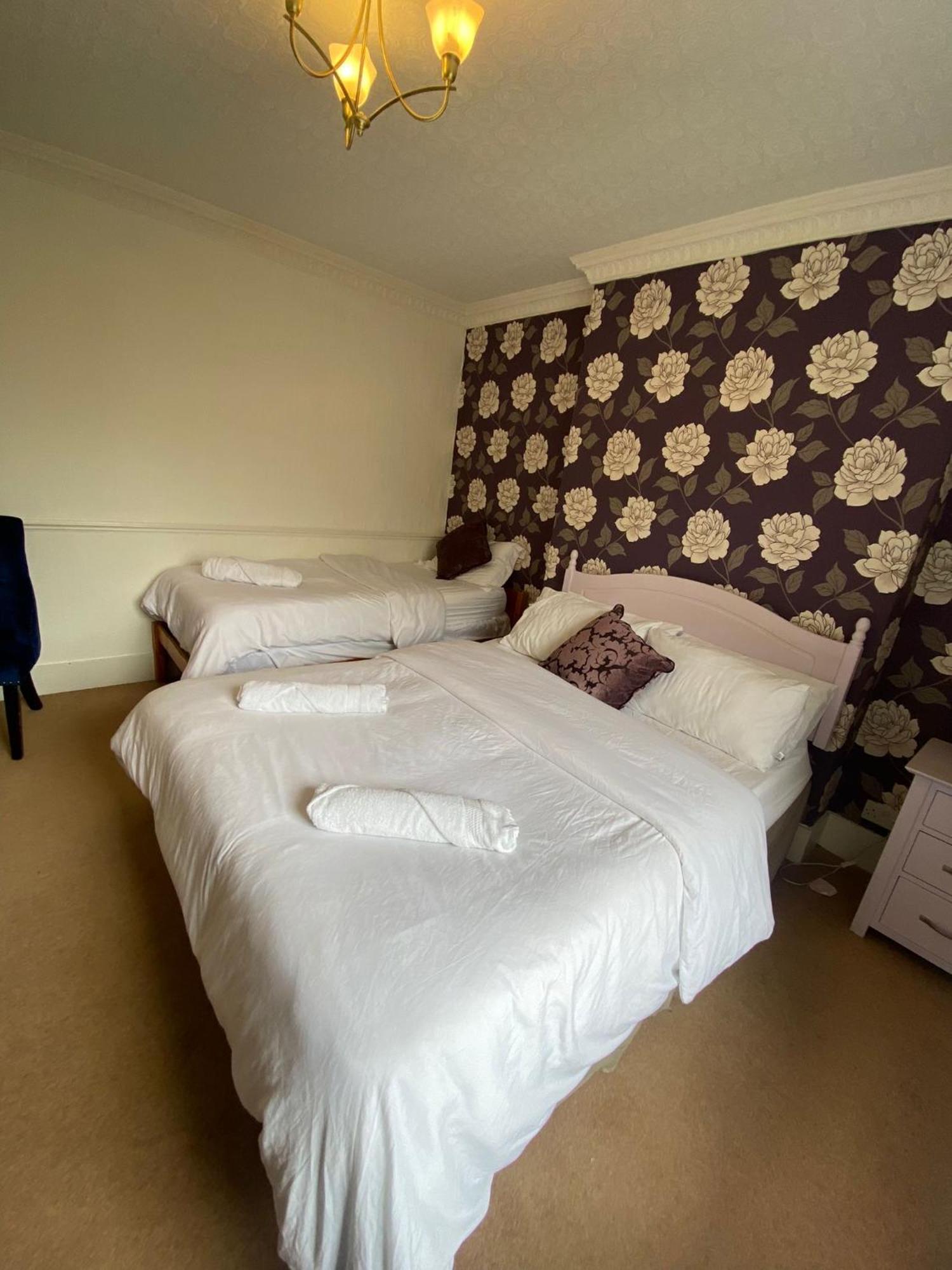 Bed and Breakfast The Penruddocke Arms Dinton  Экстерьер фото
