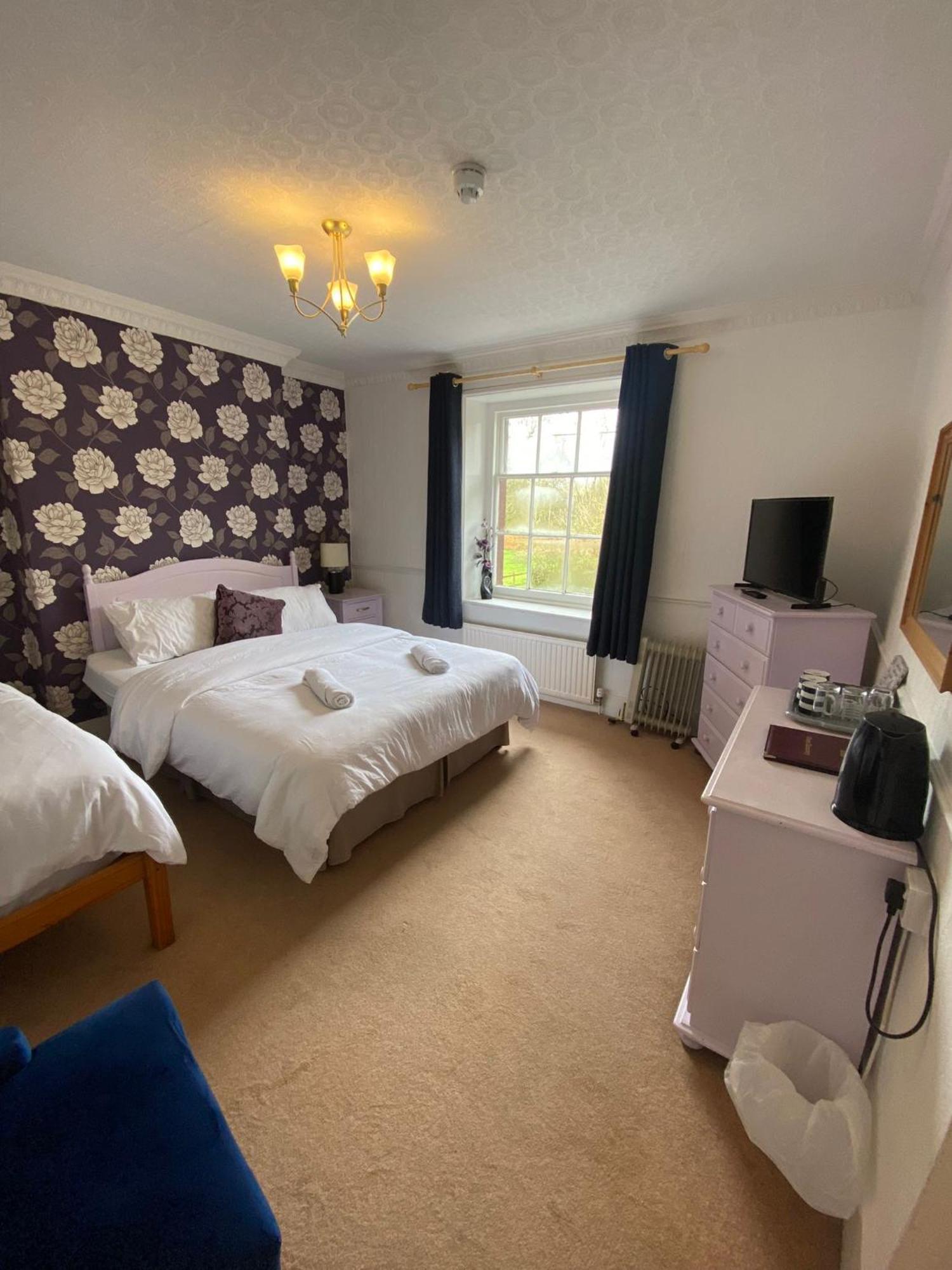 Bed and Breakfast The Penruddocke Arms Dinton  Экстерьер фото