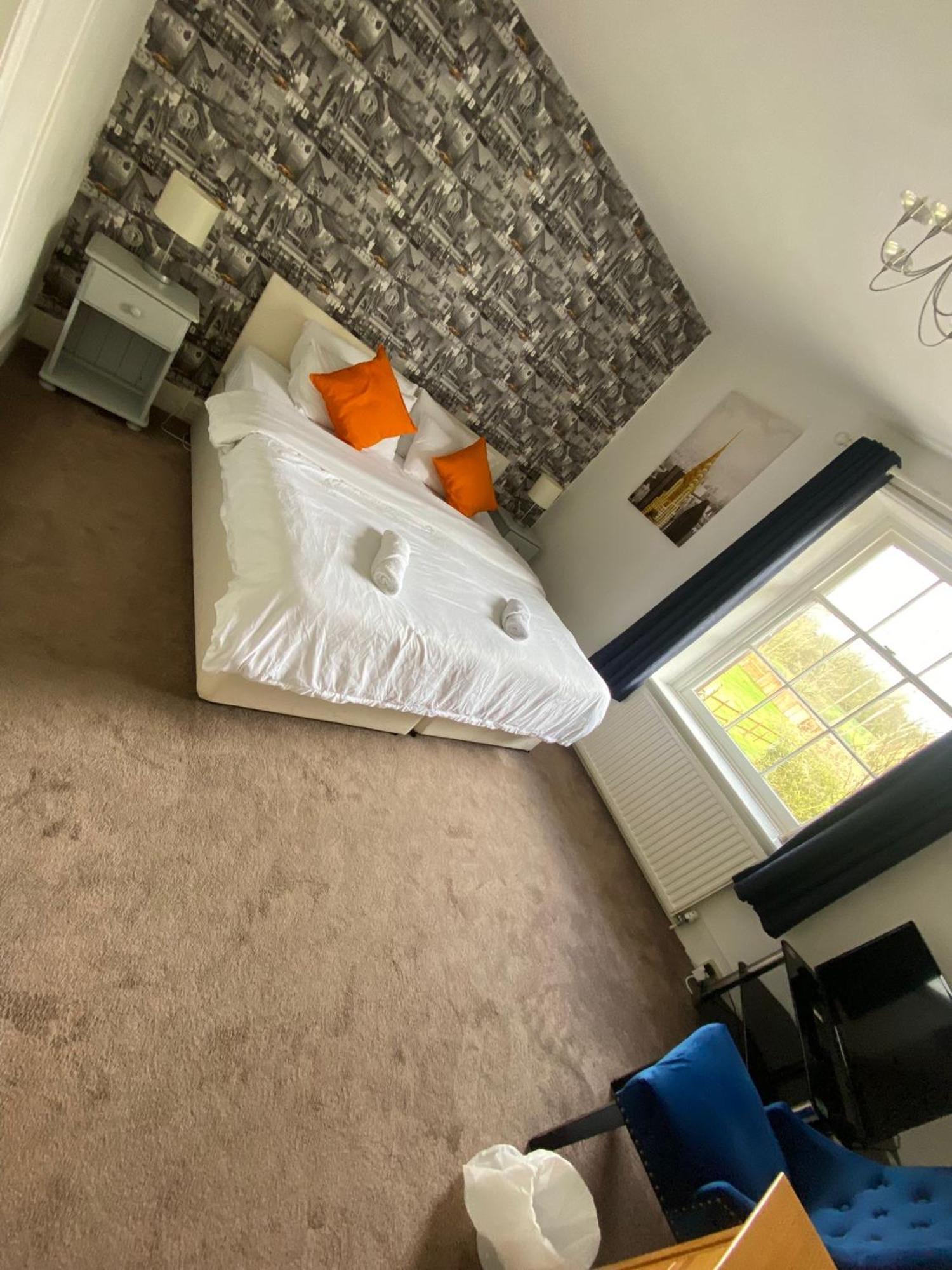Bed and Breakfast The Penruddocke Arms Dinton  Экстерьер фото