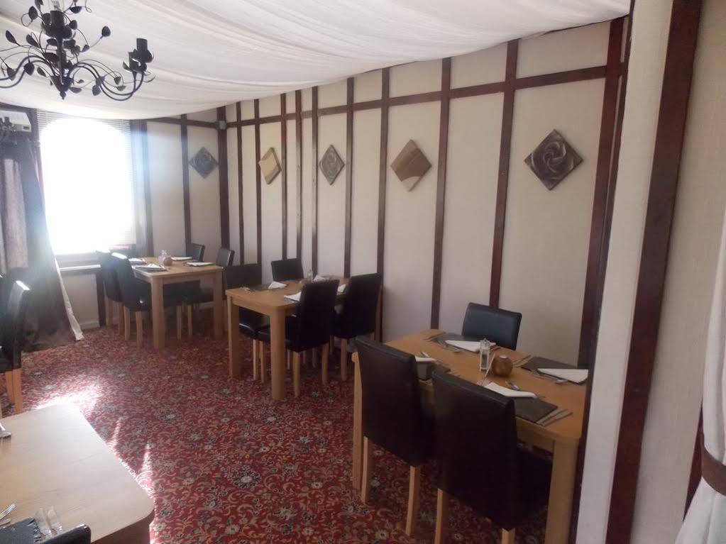 Bed and Breakfast The Penruddocke Arms Dinton  Экстерьер фото