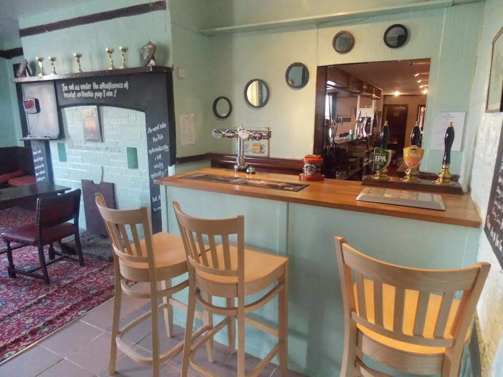Bed and Breakfast The Penruddocke Arms Dinton  Экстерьер фото