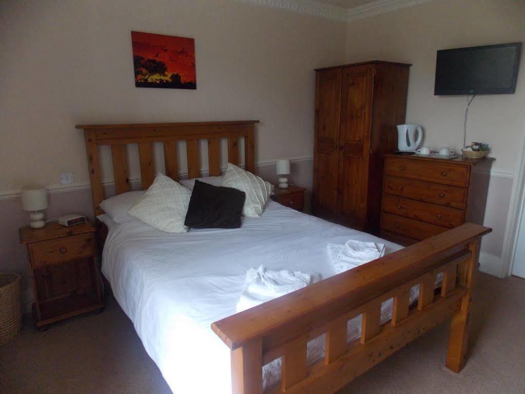 Bed and Breakfast The Penruddocke Arms Dinton  Экстерьер фото
