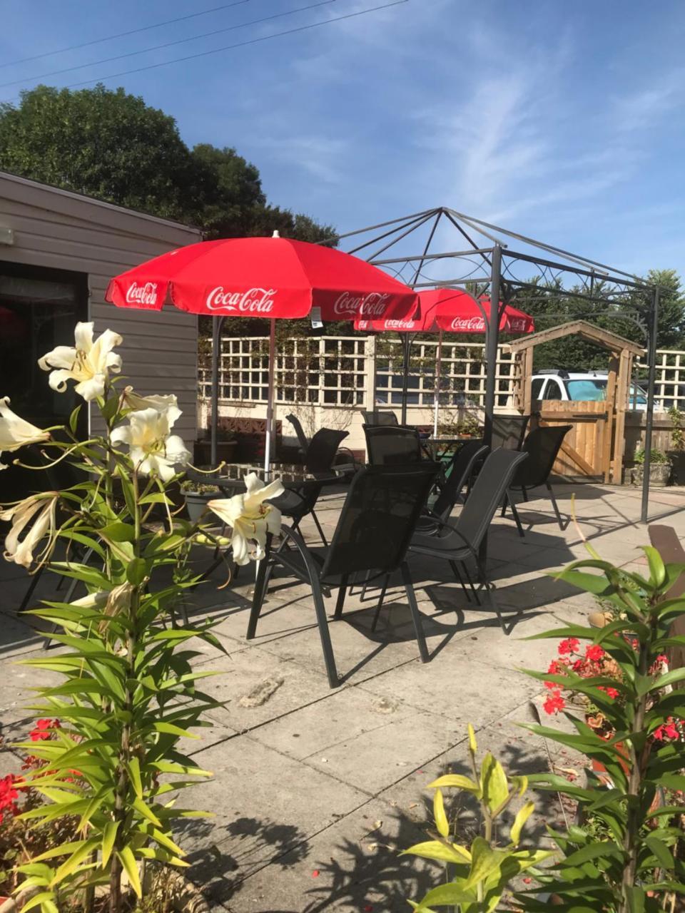 Bed and Breakfast The Penruddocke Arms Dinton  Экстерьер фото