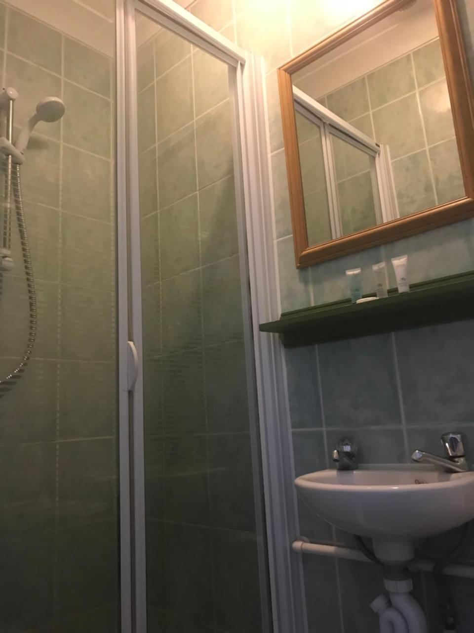 Bed and Breakfast The Penruddocke Arms Dinton  Экстерьер фото