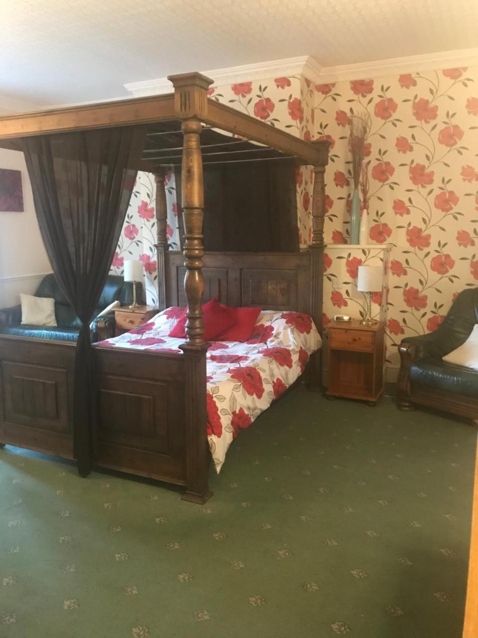 Bed and Breakfast The Penruddocke Arms Dinton  Экстерьер фото