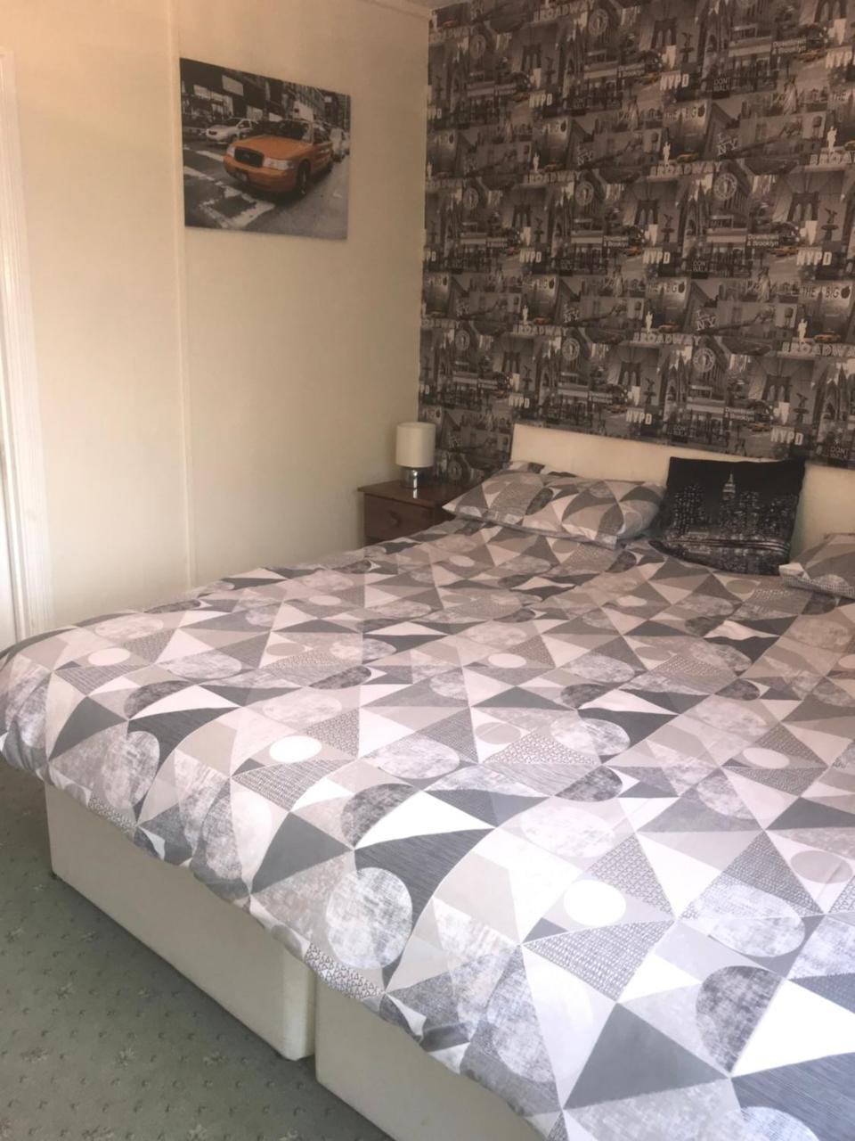 Bed and Breakfast The Penruddocke Arms Dinton  Экстерьер фото