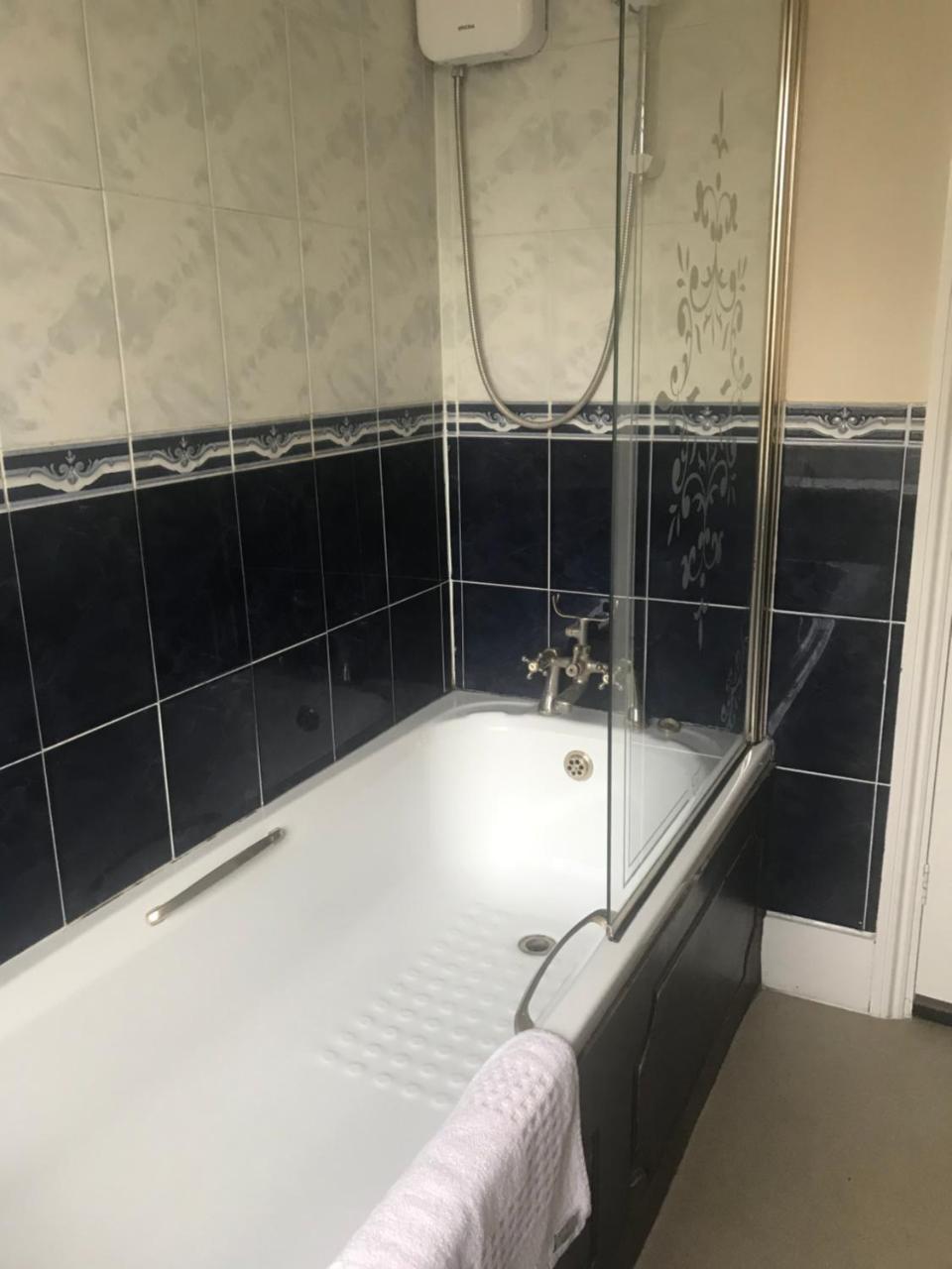 Bed and Breakfast The Penruddocke Arms Dinton  Экстерьер фото