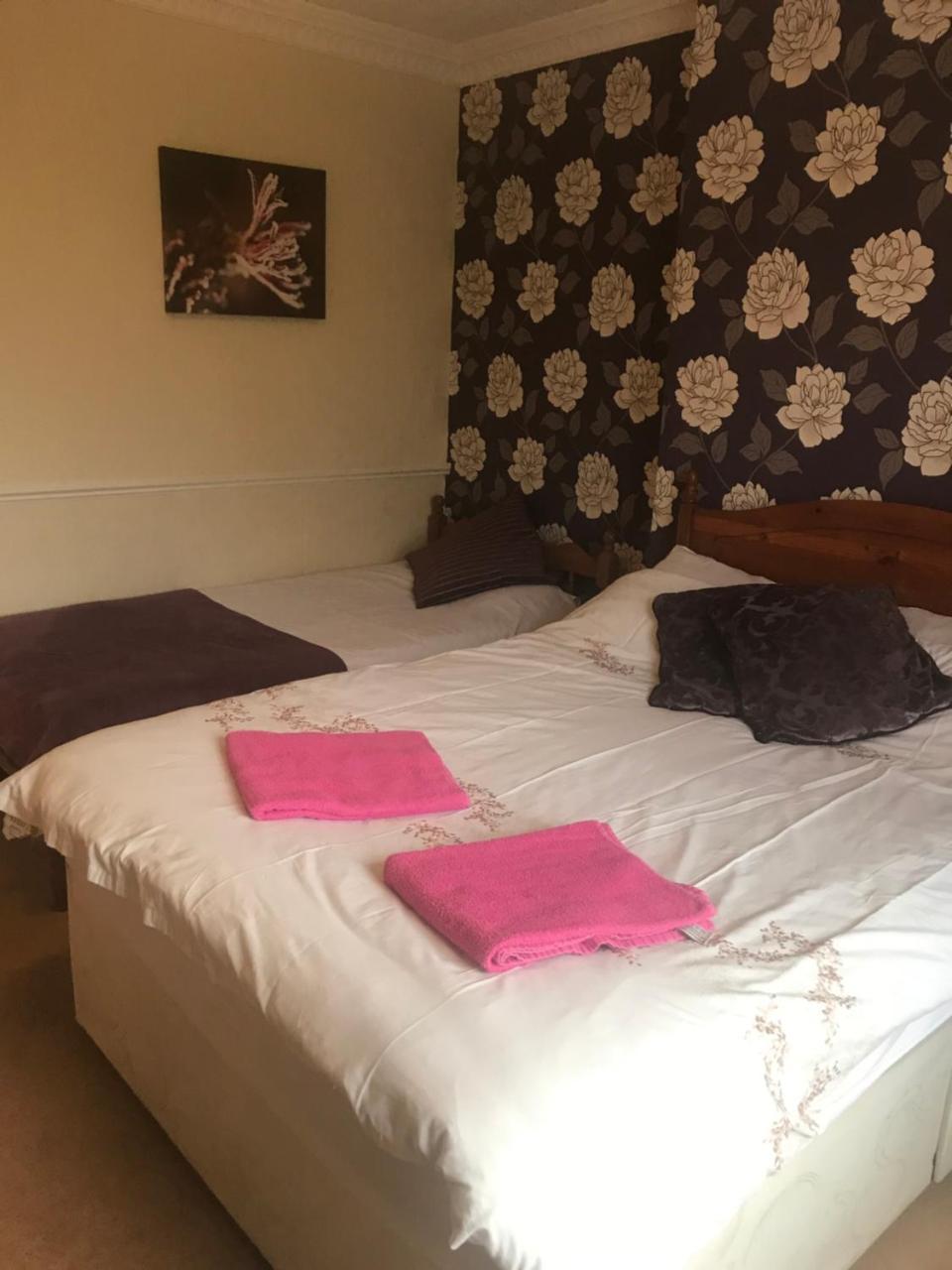 Bed and Breakfast The Penruddocke Arms Dinton  Экстерьер фото