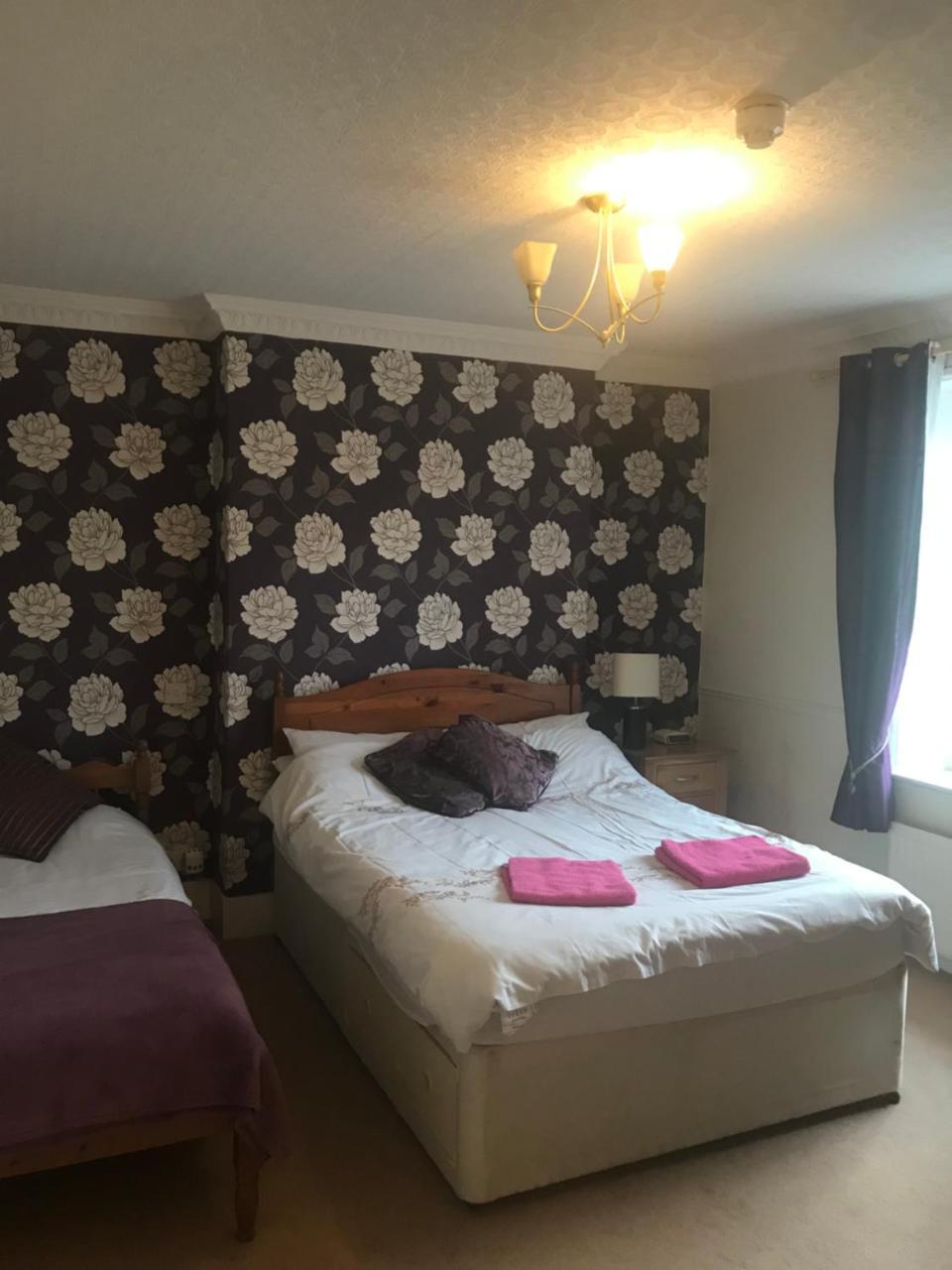 Bed and Breakfast The Penruddocke Arms Dinton  Экстерьер фото
