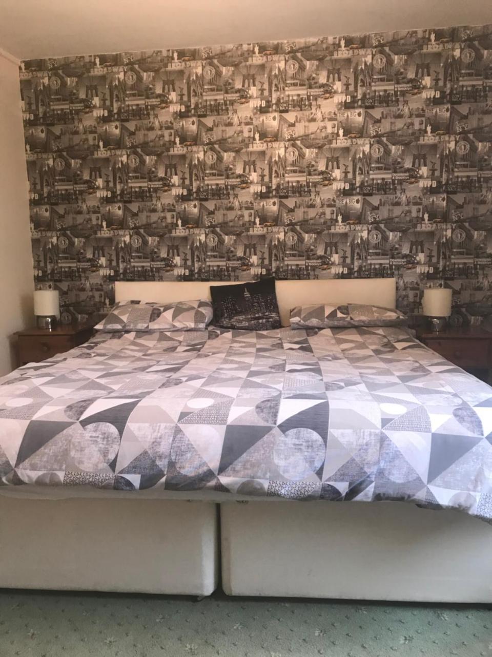 Bed and Breakfast The Penruddocke Arms Dinton  Экстерьер фото