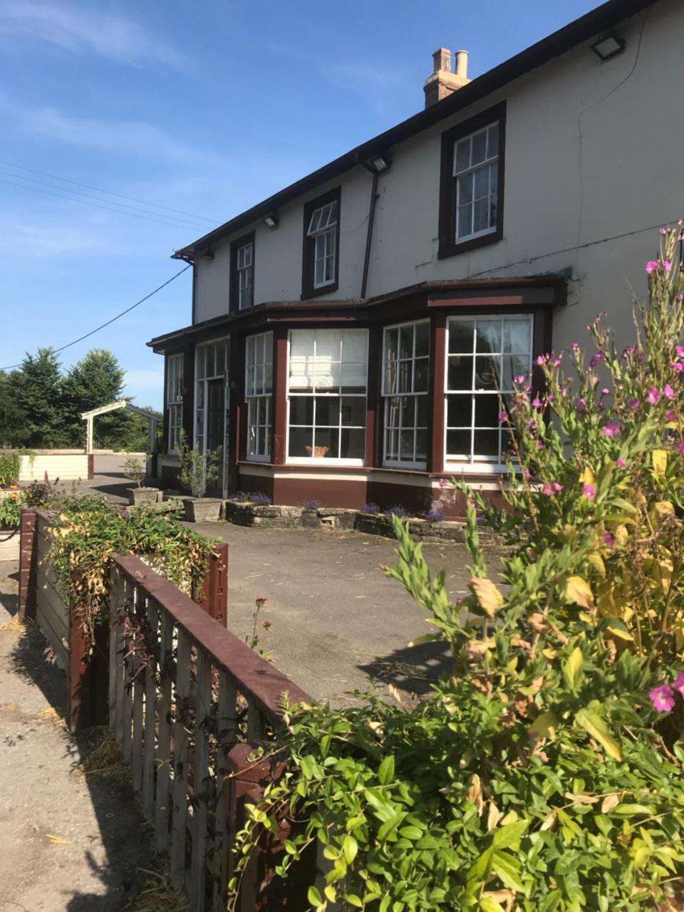 Bed and Breakfast The Penruddocke Arms Dinton  Экстерьер фото
